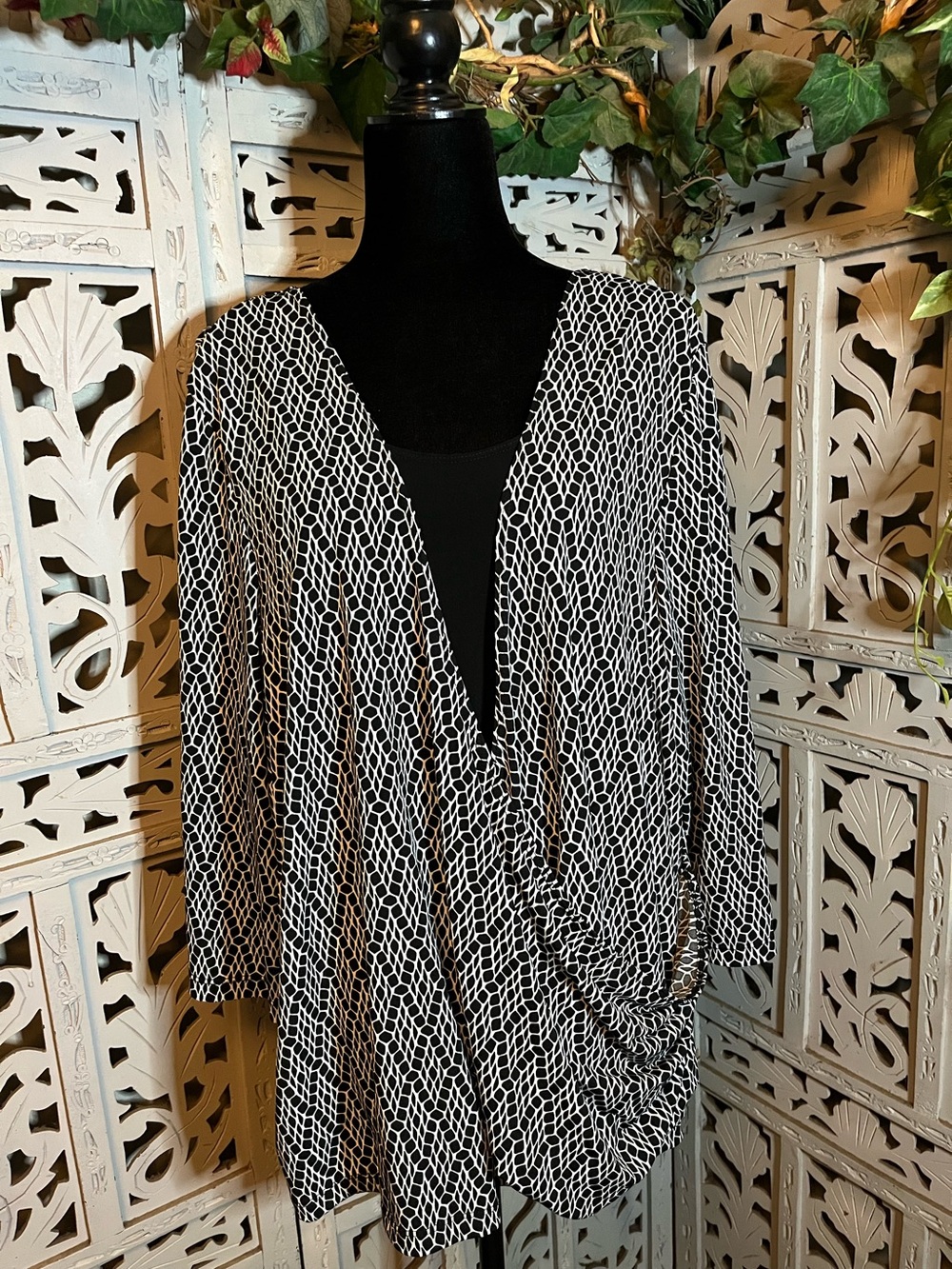 MAGGIE BARNES AWESOME ASYMMETRICAL RUCHED BLACK & WHITE PATTERN PLUS SIZE TOP